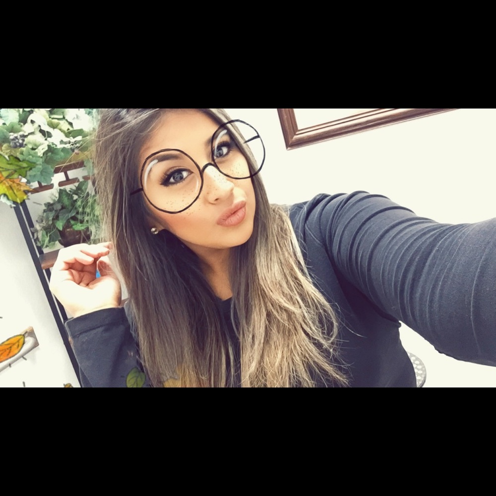 Meet your Posher, Estefania
